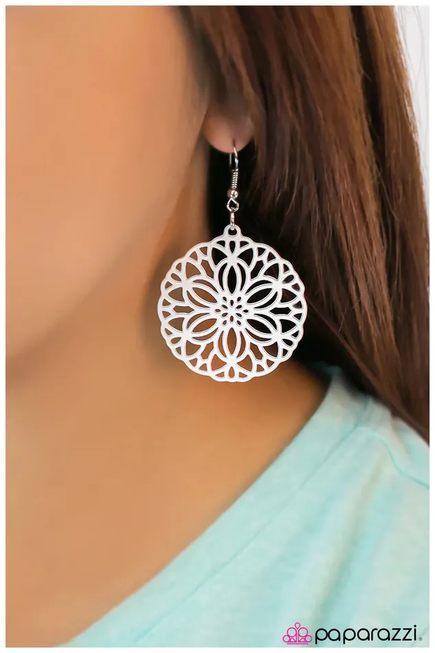 Earrings Paparazzi Earring Glamour Guru White Paparazzi Jewelry