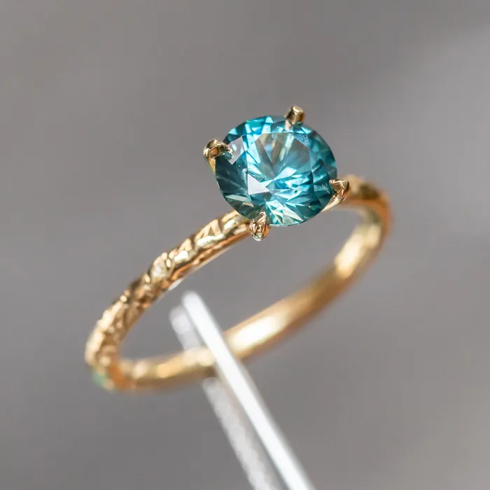 154ct Round Montana Sapphire Evergreen Carved Solitaire in 18k Yellow Gold Ran PreStyled Sets