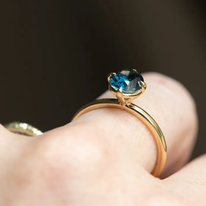 165ct Untreated Deep Teal Nigerian Oval Sapphire Four Prong Compass Set Solitaire in 18k Yellow Gold Brume PreStyled Sets