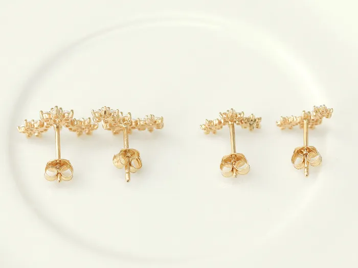 MinimalBijoux Earrings 14K gold Triple Flower cartilage earring 20g