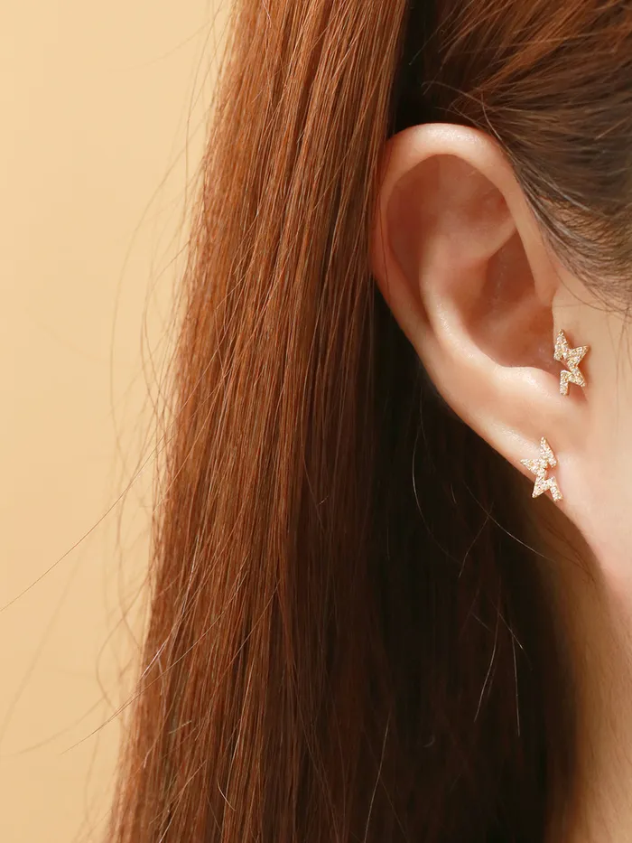 MinimalBijoux Earrings 14K Gold Unbalanced Star Cubic Internally Threaded Labret Piercing 18G16G