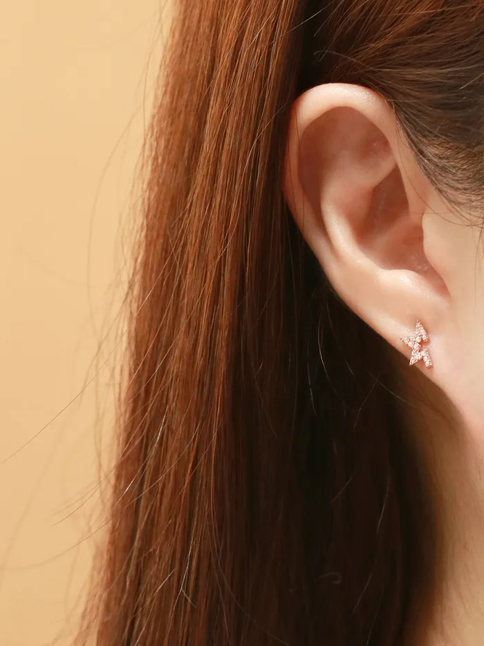 MinimalBijoux Earrings 14K Gold Unbalanced Star Cubic Internally Threaded Labret Piercing 18G16G