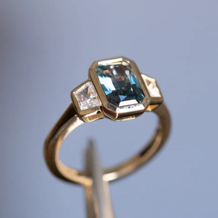 Rings 202ct Untreated Radiant Cut Color Shifting Sapphire and White Diamond Three Stone Bezel Set Ring in 14k Yellow Gold NASHAN