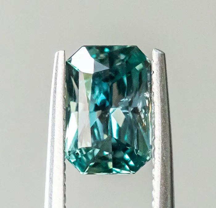 Rings 202ct Untreated Radiant Cut Color Shifting Sapphire and White Diamond Three Stone Bezel Set Ring in 14k Yellow Gold NASHAN