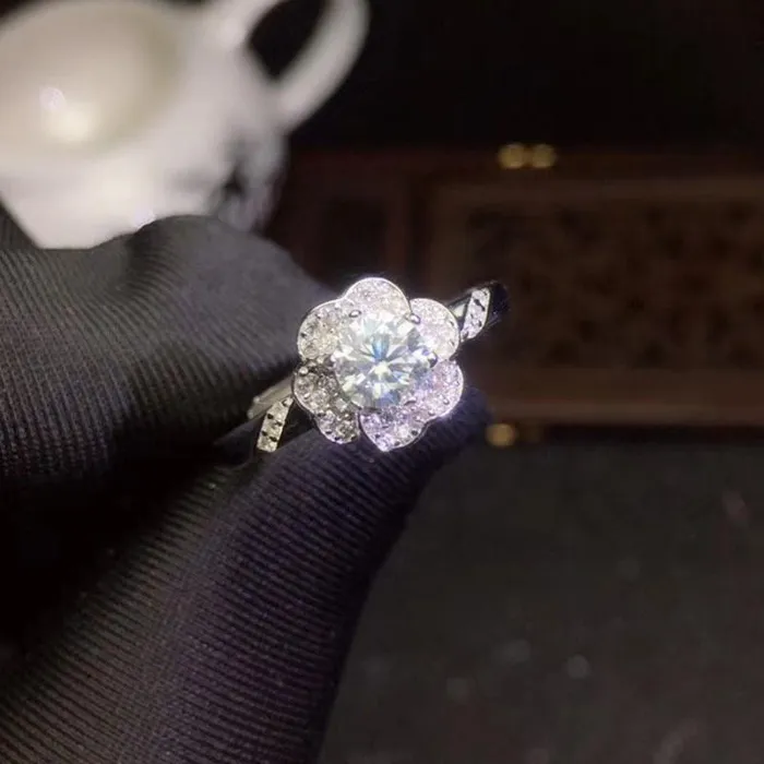 Luxus Moissanite Rings Jewelry Rings Platinum Plated Silver Flower Halo Moissanite Ring 05ct